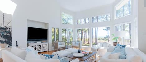 Älytelevisio, takka, pöytätennispöytä, kirjoja