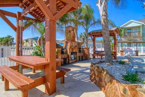 Outdoor dining - Beautiful condo with slope entry community pool! (Port Aransas)