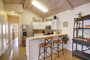 Fridge, microwave, oven, stovetop - Beautiful condo with slope entry community pool! (Port Aransas)