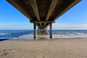 Beach nearby - This unit offers a fabulous slope entry pool, gas BBQ grills and is close to man (Port Aransas)