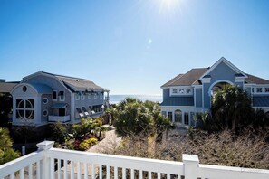 Property grounds - 20 Gannet St - 2nd Row with Ocean Views, Massive Pool & Backyard (Hilton Head Island)