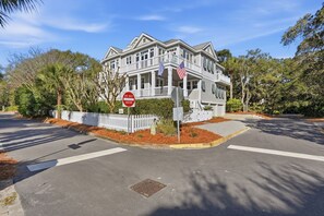 Exterior - 20 Gannet St - 2nd Row with Ocean Views, Massive Pool & Backyard (Hilton Head Island)
