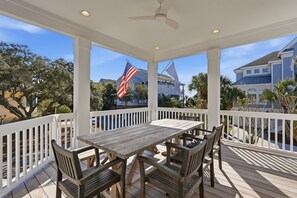 Outdoor dining - 20 Gannet St - 2nd Row with Ocean Views, Massive Pool & Backyard (Hilton Head Island)