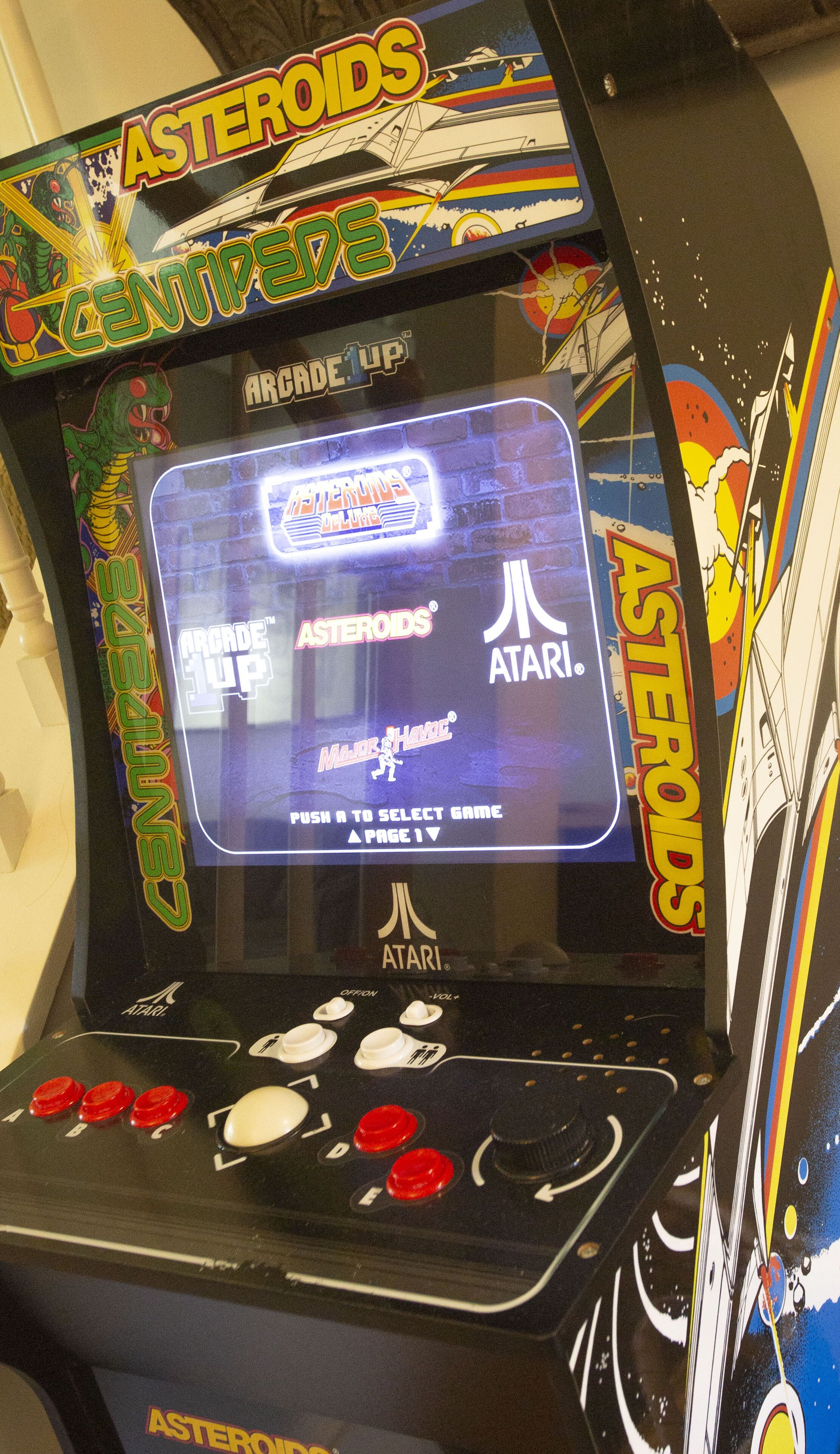 Une borne d’arcade affichant à l’écran les titres « Astéroïdes » et « Arcade Up ».