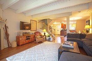 Smart-TV, Kamin, Videospiele, DVD-Player