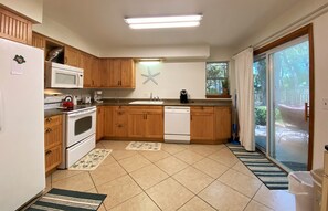 Fridge, microwave, oven, stovetop - Holland House Duplex 3 bedrooms, 2 bathrooms (Jekyll Island)