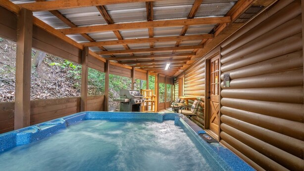 Ein Whirlpoolbereich mit Holzwänden und einer Überdachung.