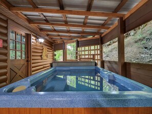 Bañera de hidromasaje cubierta