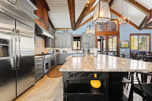 Great for Big Groups, Mile from Lifts, High End Finishes, Huge Deck, Hot Tub