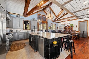 Fridge, microwave, oven, stovetop - Great for Big Groups, Mile from Lifts, High End Finishes, Huge Deck, Hot Tub (Keystone)