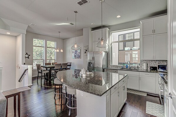 Frigorífico, microondas, horno y placa de cocina