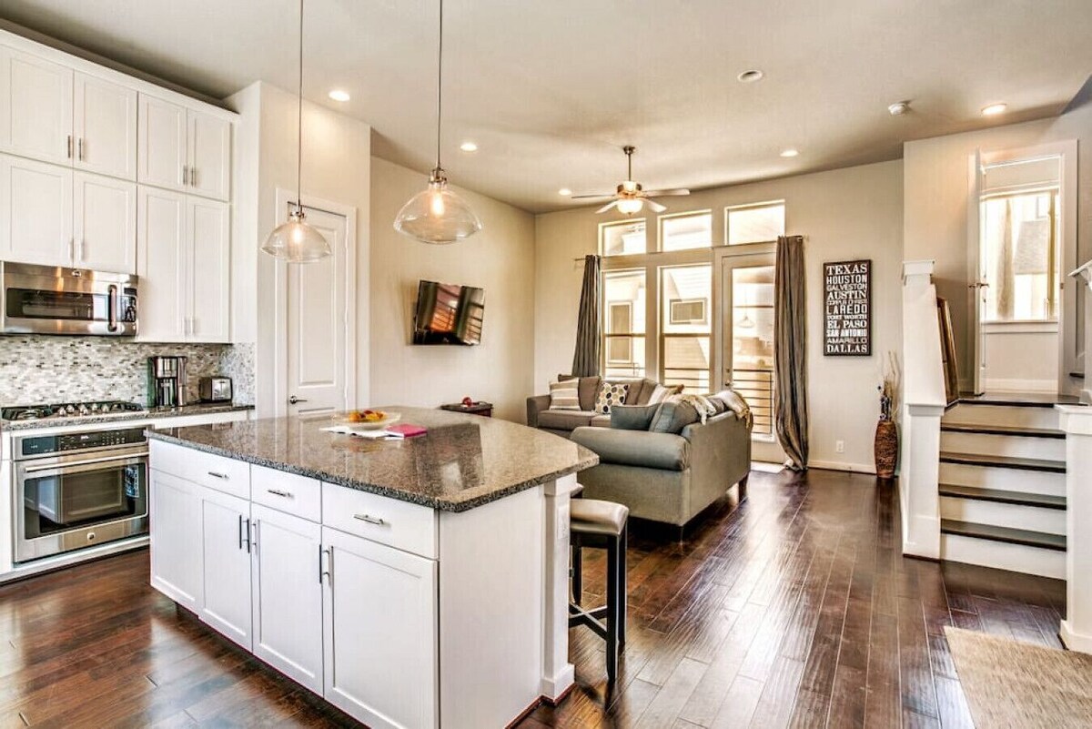 Stylish Home by Riverwalk + Downtown / Sleeps 10