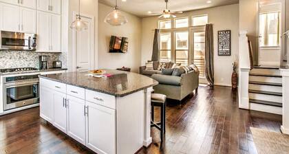 Stylish Home by Riverwalk + Downtown / Sleeps 10