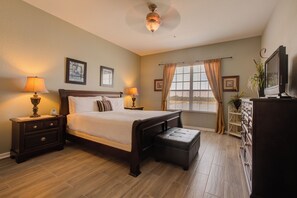 3 slaapkamers, een bureau, een strijkplank/strijkijzer, reisbedje