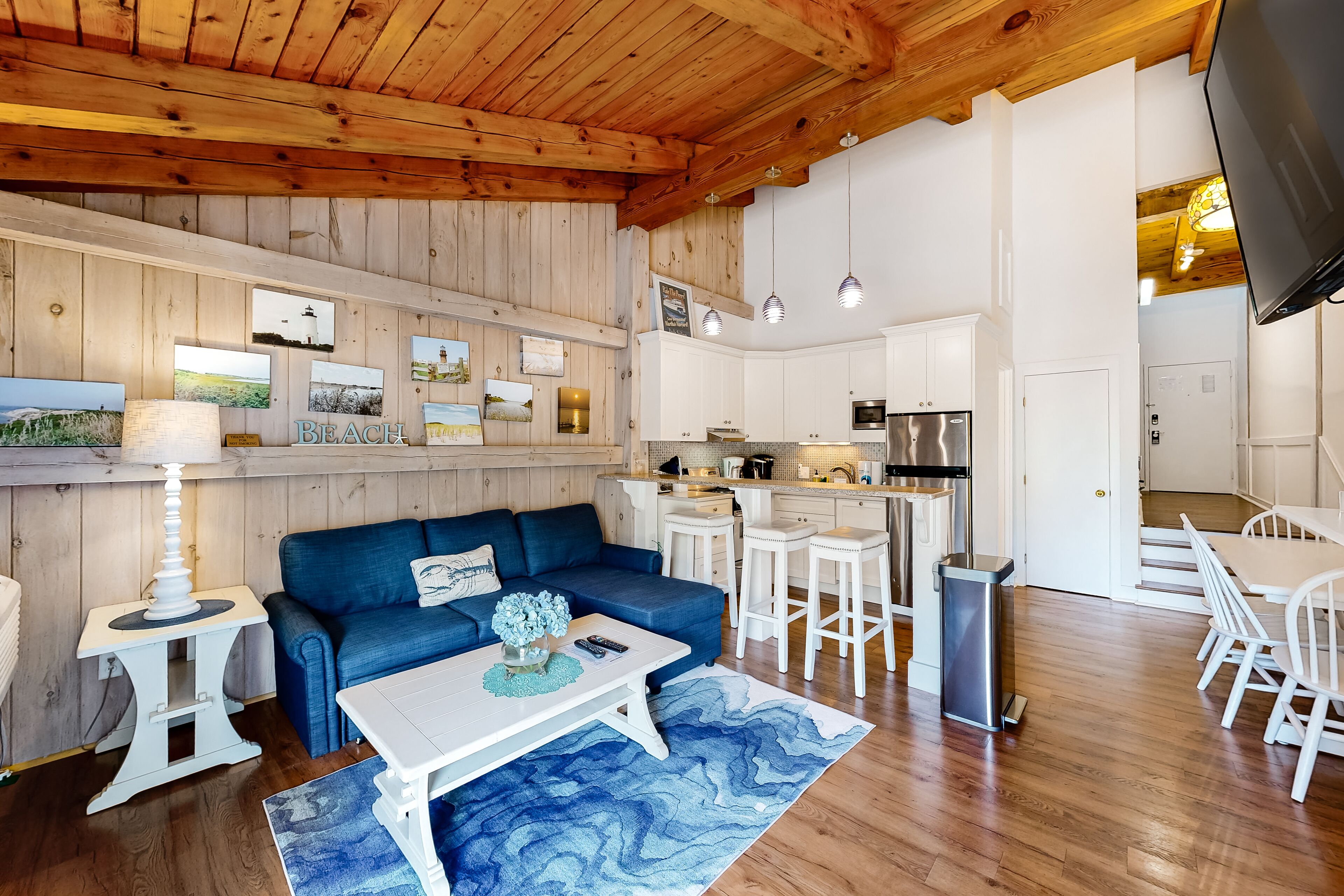 Charming townhouse with deck, pool & on-site tennis - walk to the beach