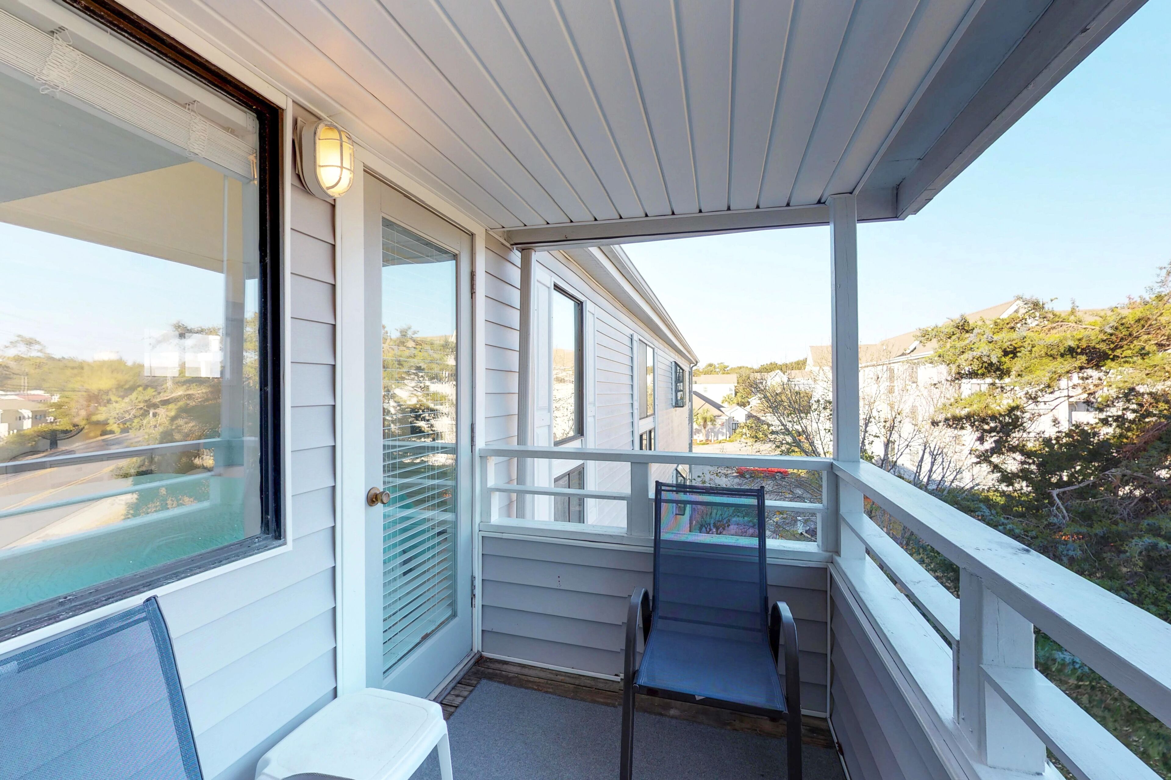 Snowbird-Friendly Condo with Shared Pool, Tot Tub, Sauna & Tennis - Near Beach
