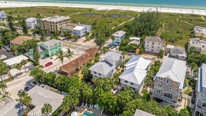 A coastal residential area with a beach view, houses, and a swimming pool. - Steps to Beach. Shared Pool Pet/Family Friendly. Parking Incl. (Siesta Key)