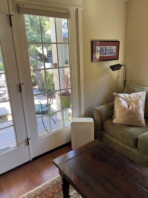 Smart TV, DVD player, books, printers - Immaculate Downtown Cottage Retreat- EV charger. Walk downtown in 4 minutes  (Bend)