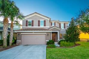 Exterior - Solterra Resort Beautiful Pool Home, Spa, Lake View & Resort Amenities (Davenport)