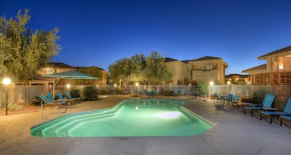 ¡Condominio cómodo y actualizado con piscina compartida, jacuzzi y Wi-Fi gratis!