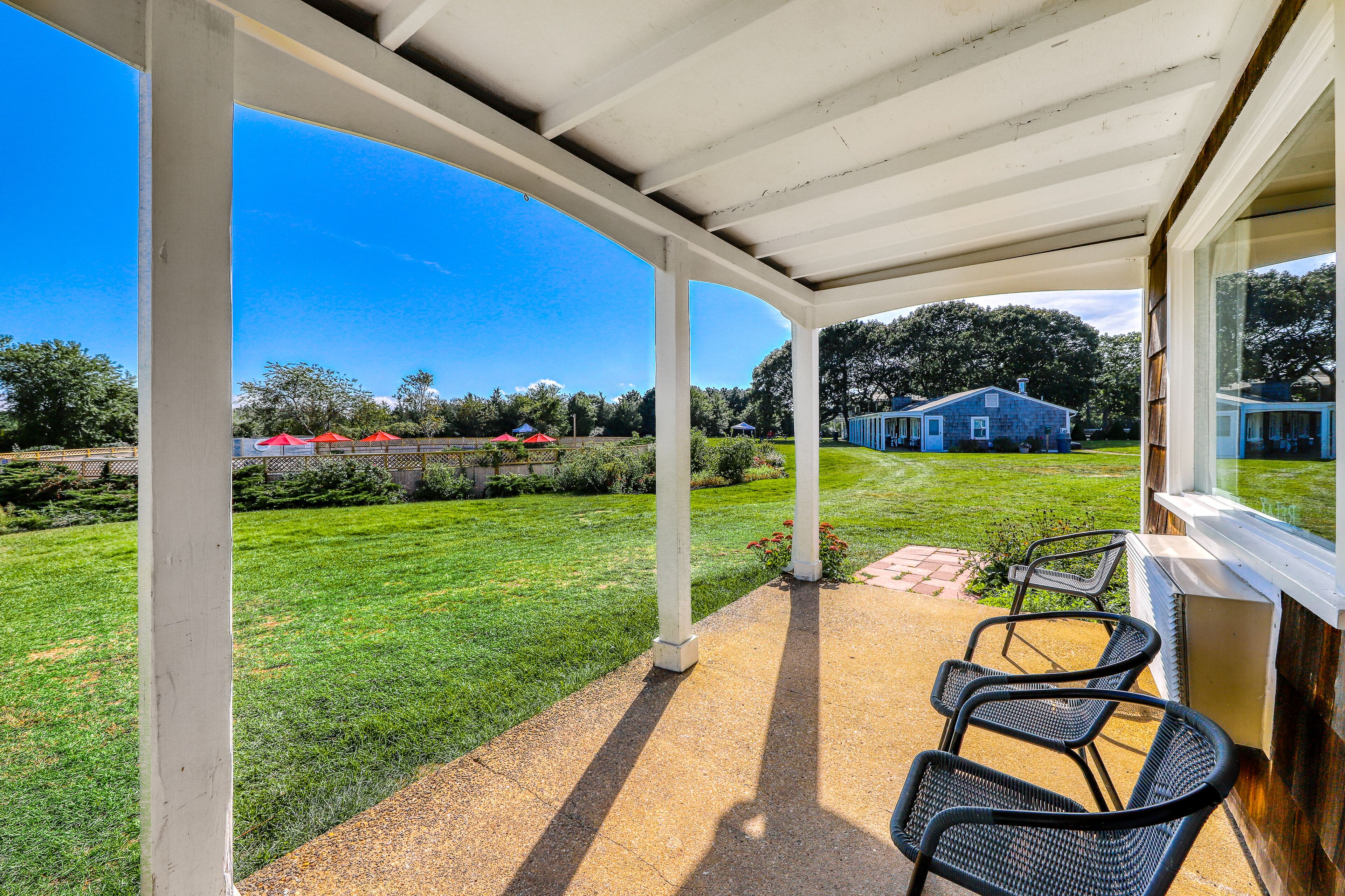 Comfortable, dog-friendly condo with pool & tennis - perfect location