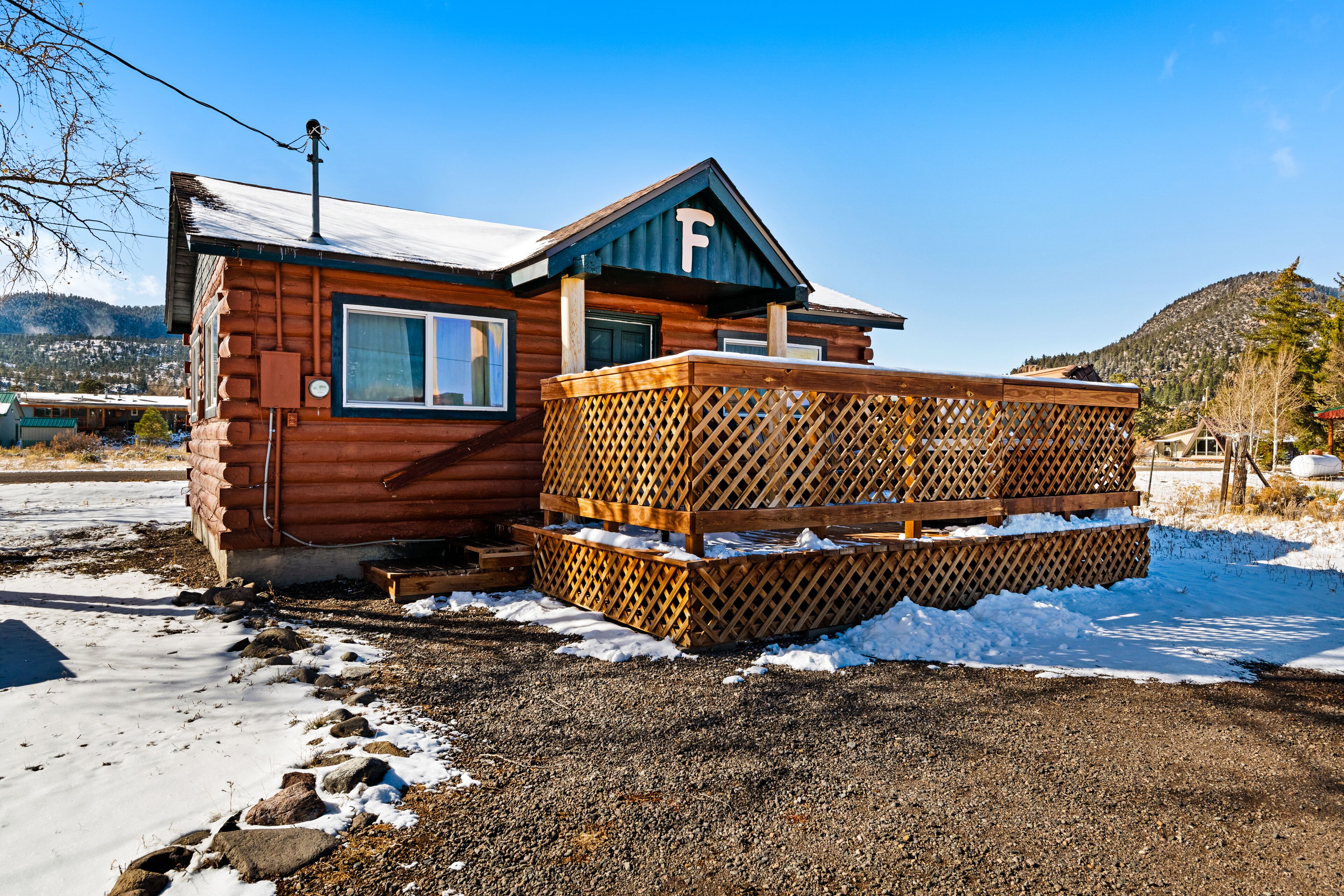 Lovely log cabin with private hot tub & deck - dogs, hikers & skiers welcome