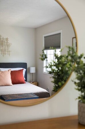 3 makuuhuonetta, työpöytä, silitysrauta/-lauta, vauvan matkasänky