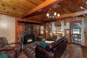 Een televisie en een open haard