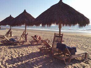 Espreguiçadeiras, toalhas de praia 