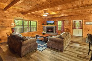 Een televisie, een open haard, een dvd-speler en een stereo