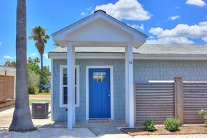 Exterior - Charming cottage!  Awesome covered patio, walking distance to the beach, golf ca (Port Aransas)