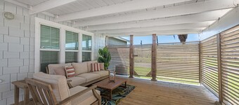 Charming cottage! Short golf car ride to the beach! Pet friendly!