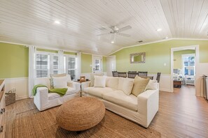 TV - Charming cottage!  Awesome covered patio, walking distance to the beach, golf ca (Port Aransas)