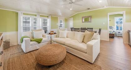 Viehättävä mökki jokaisella on oma kylpyamme! Lyhyt kävelymatka rannalle!