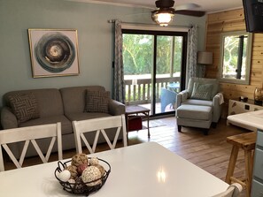 Smart-tv, dvd-spelare och böcker