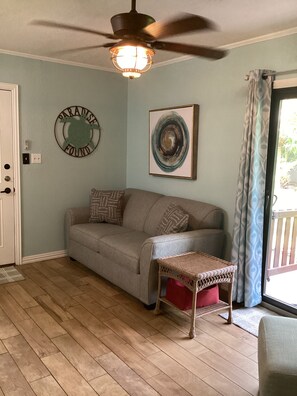 Smart-tv, dvd-spelare och böcker