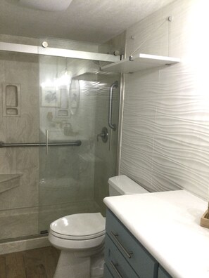 Dusche, Haartrockner, Handtücher, Toilettenpapier
