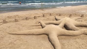 Una playa cerca, sillas reclinables de playa