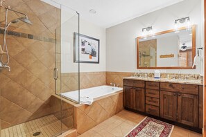 Bañera con ducha, secador de pelo, toallas