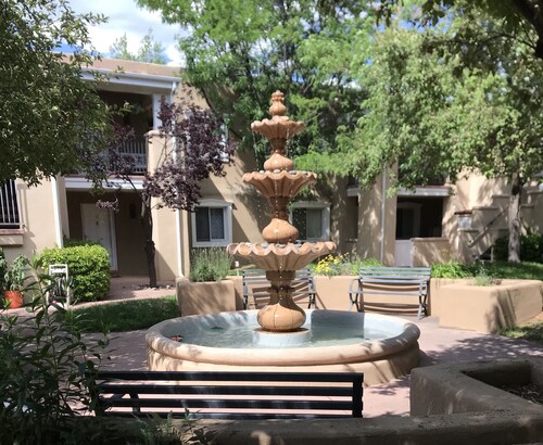 Easy Walk to the Plaza, Gated Retreat, nearby Ski Santa Fe!