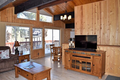Emerald Alps by Destination Big Bear : Lake and Mountain Views! Hot Tub! Foosball! Gas BBQ! Close to Bear Mtn!