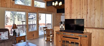 Emerald Alps by Destination Big Bear : Lake and Mountain Views! Hot Tub! Foosball! Gas BBQ! Close to Bear Mtn!