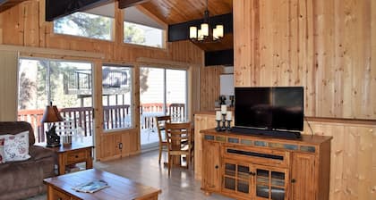 Emerald Alps by Destination Big Bear : Lake and Mountain Views! Hot Tub! Foosball! Gas BBQ! Close to Bear Mtn!