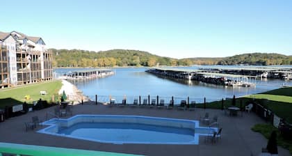 Hermoso condominio, recientemente remodelado, sin pasos