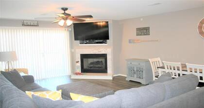 Cedar Glen, No steps, beautiful lake view, close to Ball Park and golf courses