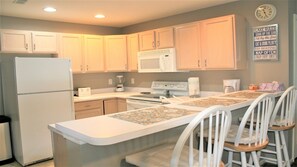 Kjøleskap, mikrobølgeovn, ovn og kokeplater