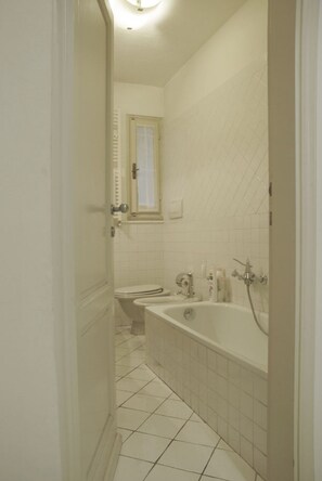 Ensemble baignoire-douche, séchoir à cheveux, bidet, serviettes fournies