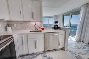 雪櫃、微波爐、焗爐、爐具