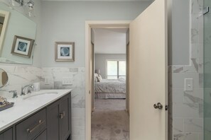 Tina, secadora de cabello, toallas 