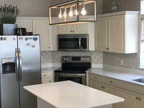 Geladeira, micro-ondas, fogão, cooktop